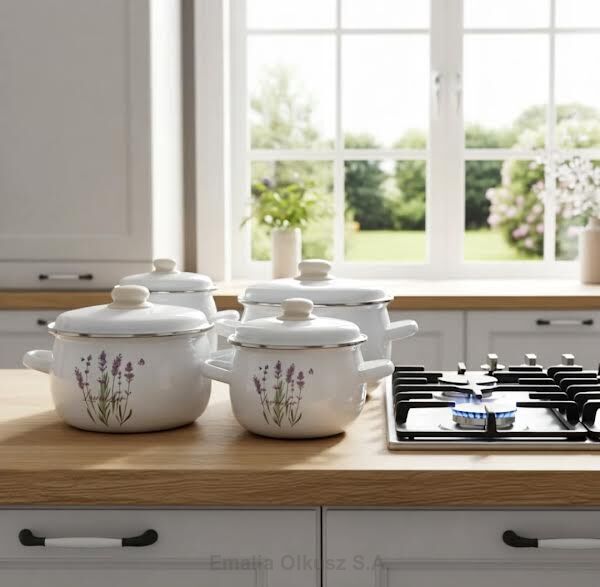 Komplet garnków emaliowanych zdobionych z pokrywkami 